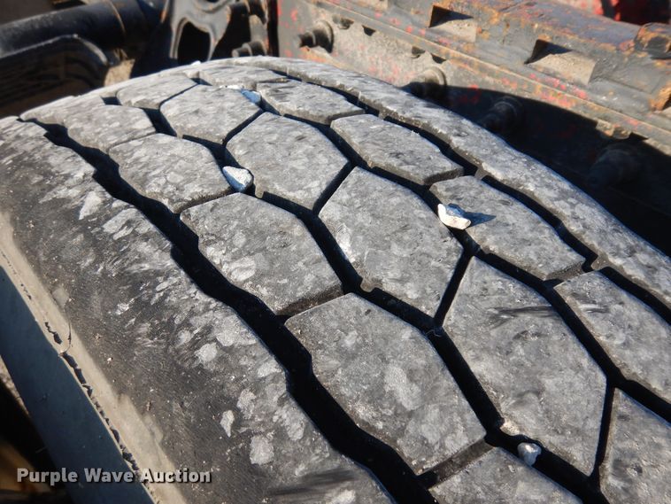 image for item ID9967 1998 International 9400  semi truck