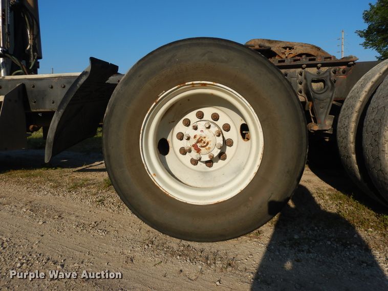 image for item ID9967 1998 International 9400  semi truck