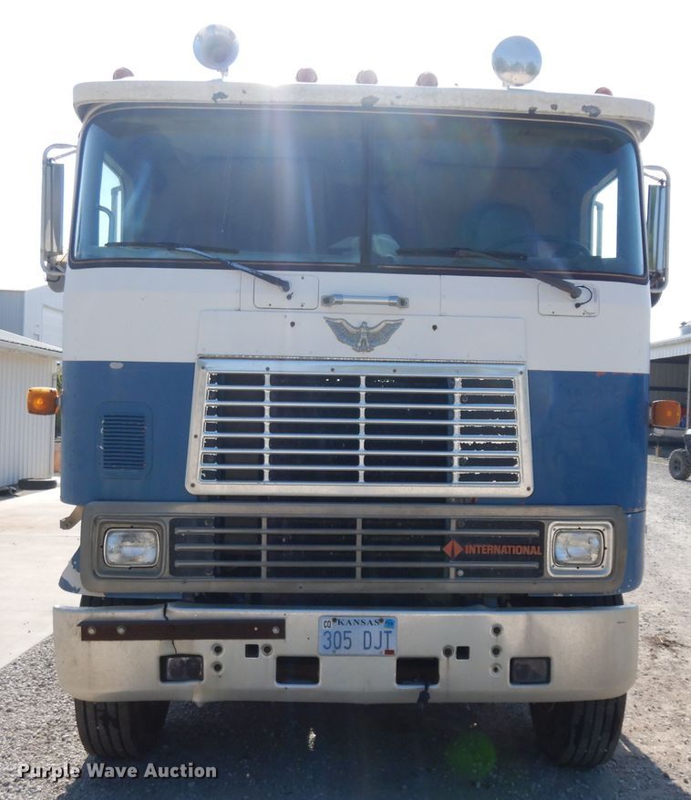 image for item ID9971 1986 International COF9670  semi truck