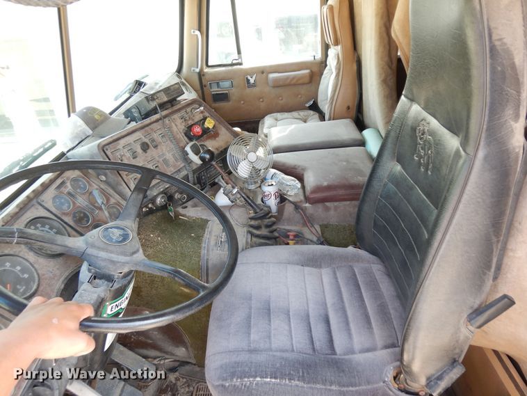 image for item ID9971 1986 International COF9670  semi truck