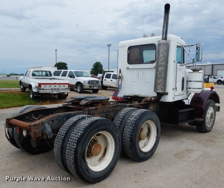 image for item IL9453 1984 Peterbilt 359  semi truck