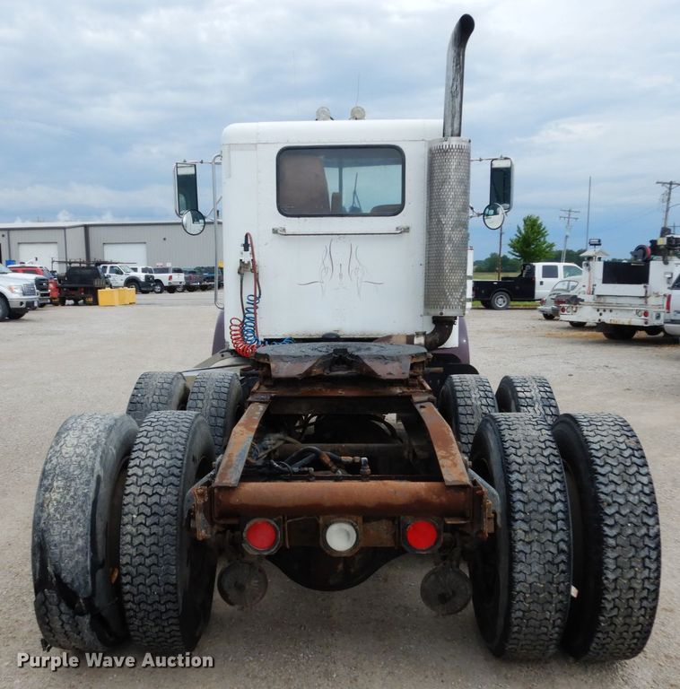 image for item IL9453 1984 Peterbilt 359  semi truck