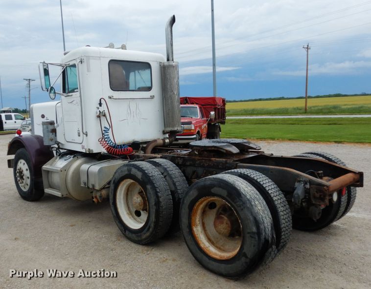 image for item IL9453 1984 Peterbilt 359  semi truck