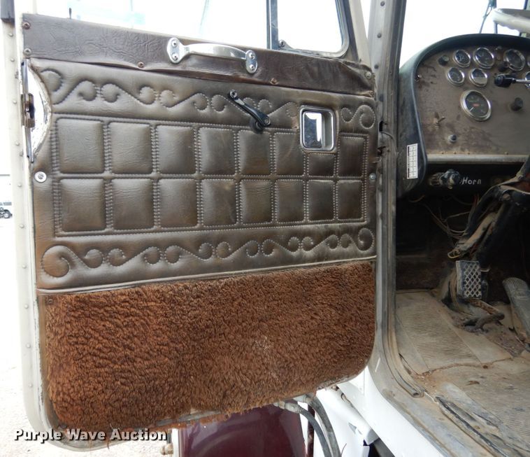 image for item IL9453 1984 Peterbilt 359  semi truck