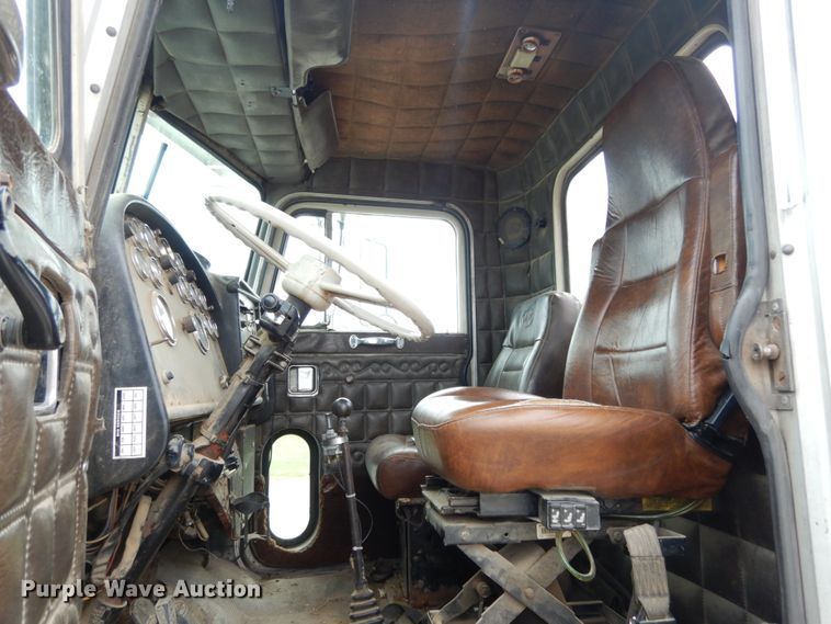 image for item IL9453 1984 Peterbilt 359  semi truck