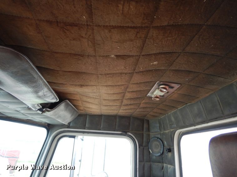 image for item IL9453 1984 Peterbilt 359  semi truck