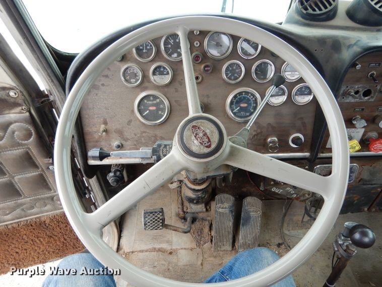 image for item IL9453 1984 Peterbilt 359  semi truck