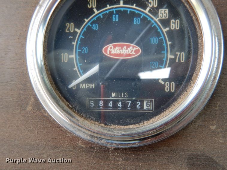 image for item IL9453 1984 Peterbilt 359  semi truck