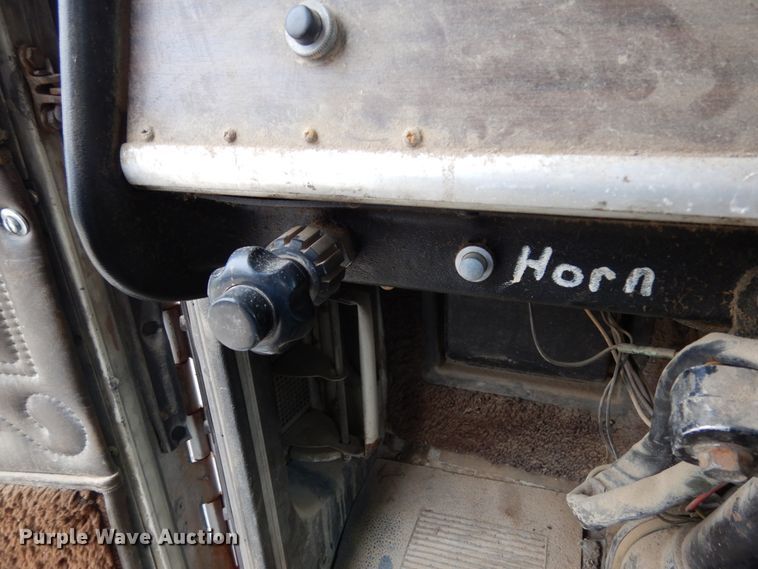 image for item IL9453 1984 Peterbilt 359  semi truck