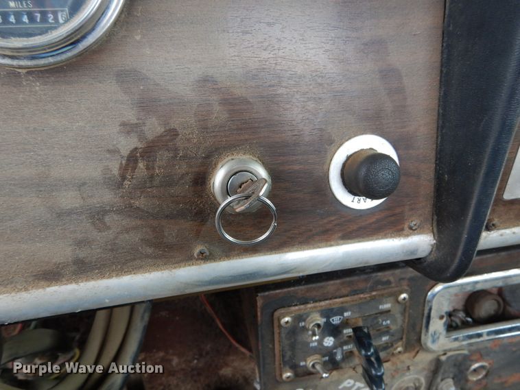 image for item IL9453 1984 Peterbilt 359  semi truck