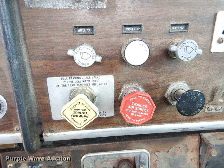 image for item IL9453 1984 Peterbilt 359  semi truck