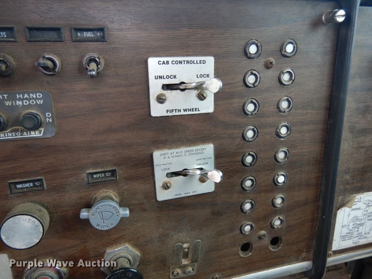 image for item IL9453 1984 Peterbilt 359  semi truck