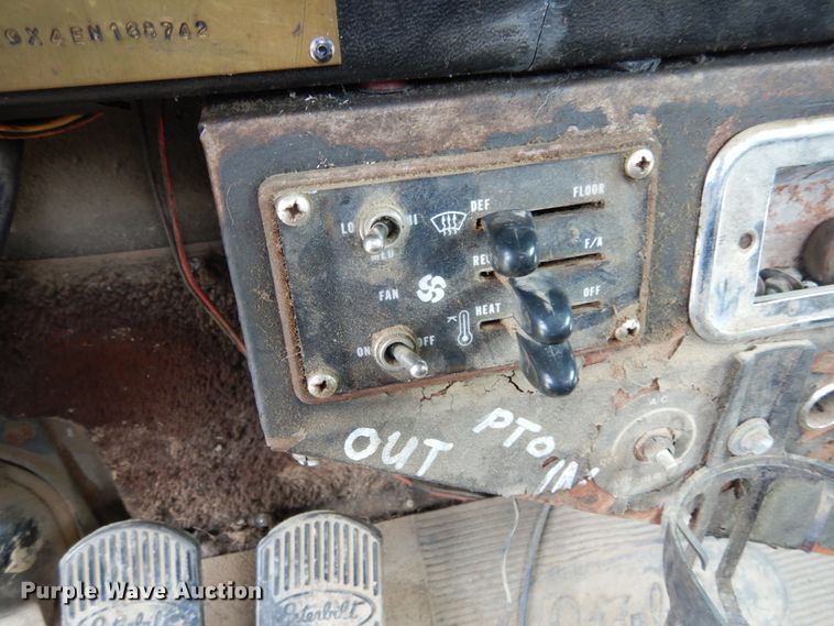 image for item IL9453 1984 Peterbilt 359  semi truck