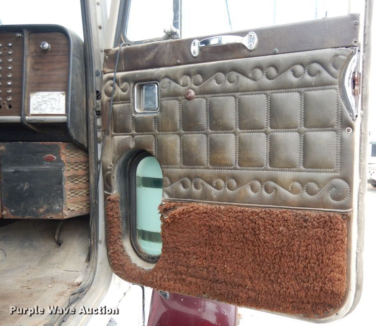 image for item IL9453 1984 Peterbilt 359  semi truck