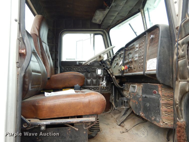 image for item IL9453 1984 Peterbilt 359  semi truck