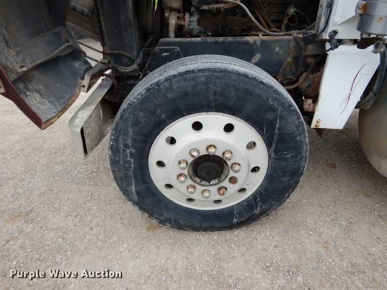 image for item IL9453 1984 Peterbilt 359  semi truck