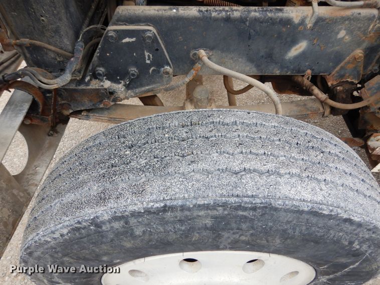 image for item IL9453 1984 Peterbilt 359  semi truck