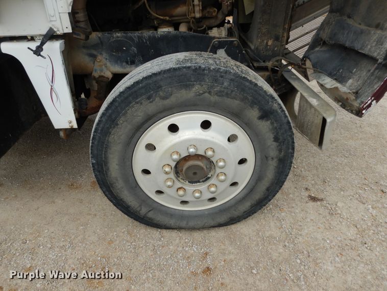 image for item IL9453 1984 Peterbilt 359  semi truck