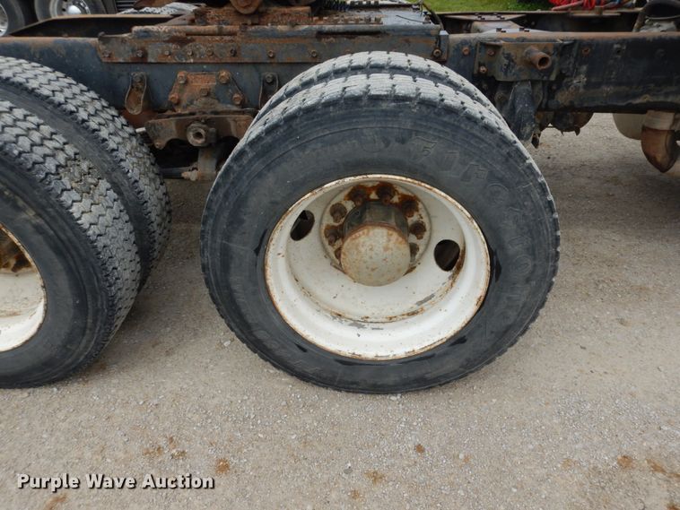 image for item IL9453 1984 Peterbilt 359  semi truck