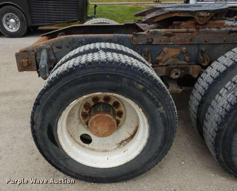 image for item IL9453 1984 Peterbilt 359  semi truck