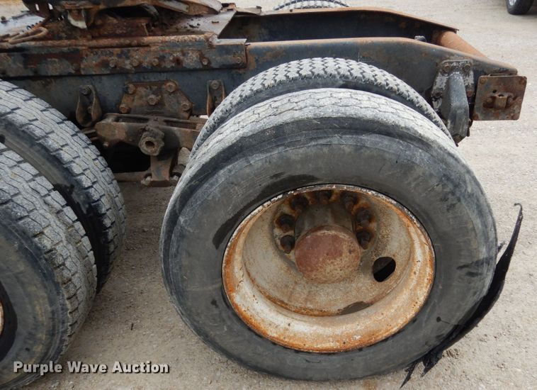 image for item IL9453 1984 Peterbilt 359  semi truck