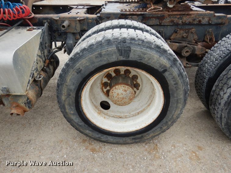 image for item IL9453 1984 Peterbilt 359  semi truck