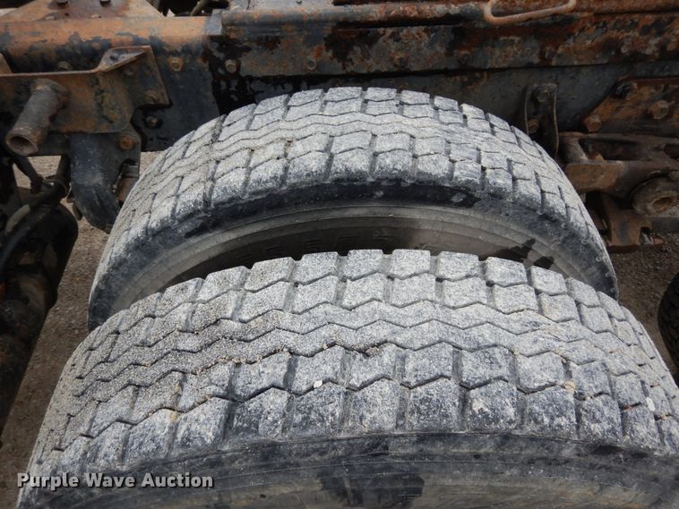 image for item IL9453 1984 Peterbilt 359  semi truck