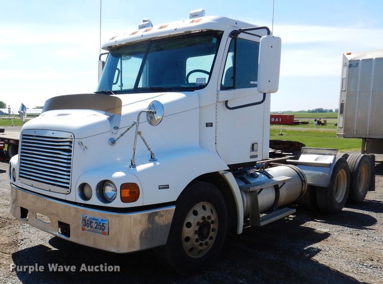 image for item IQ9537 2004 Freightliner Century  semi truck