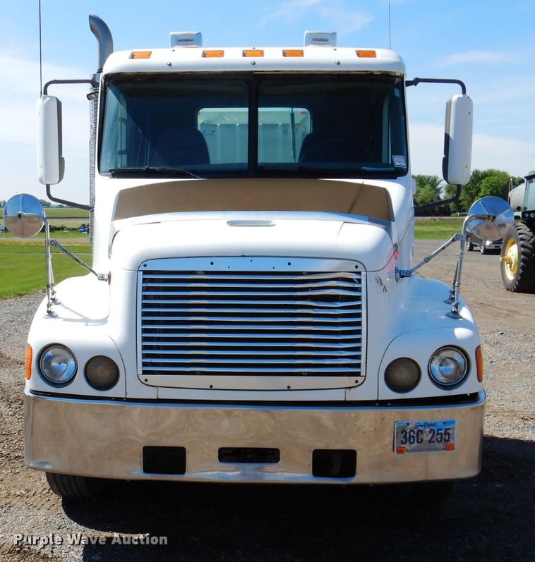 image for item IQ9537 2004 Freightliner Century  semi truck