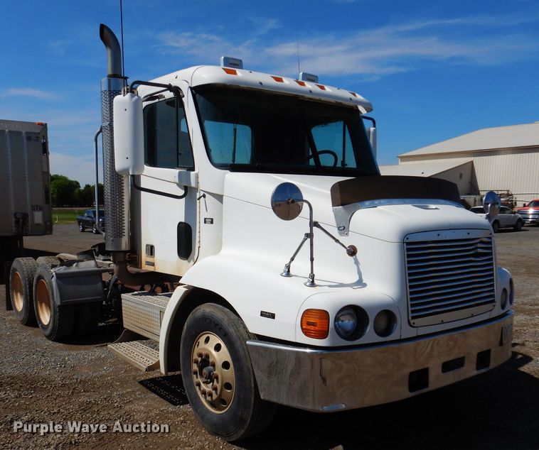 image for item IQ9537 2004 Freightliner Century  semi truck
