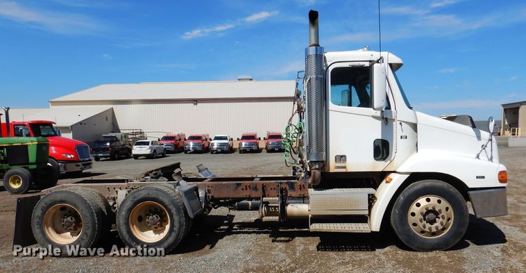 image for item IQ9537 2004 Freightliner Century  semi truck