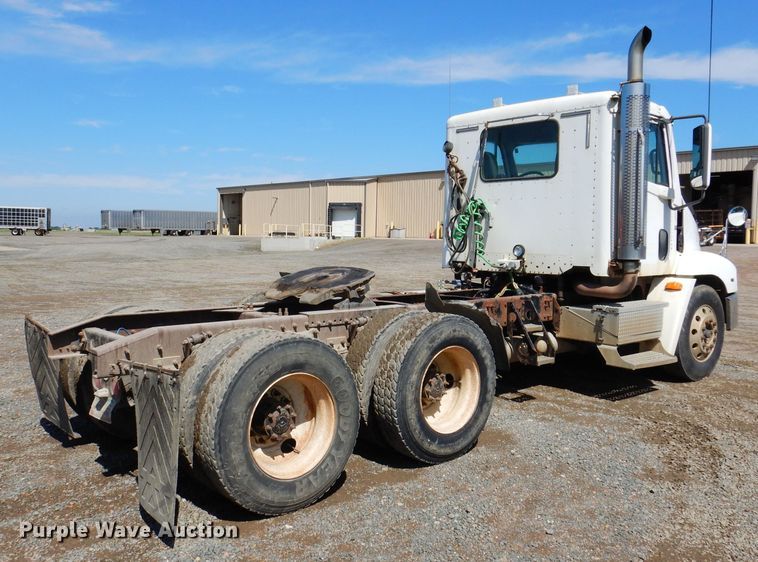 image for item IQ9537 2004 Freightliner Century  semi truck