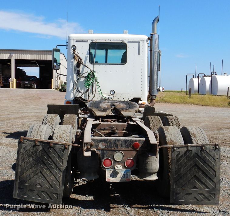 image for item IQ9537 2004 Freightliner Century  semi truck