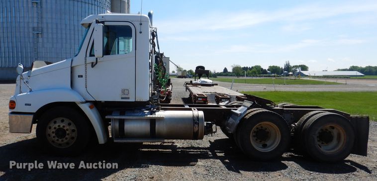 image for item IQ9537 2004 Freightliner Century  semi truck