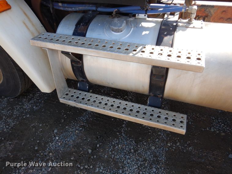 image for item IQ9537 2004 Freightliner Century  semi truck