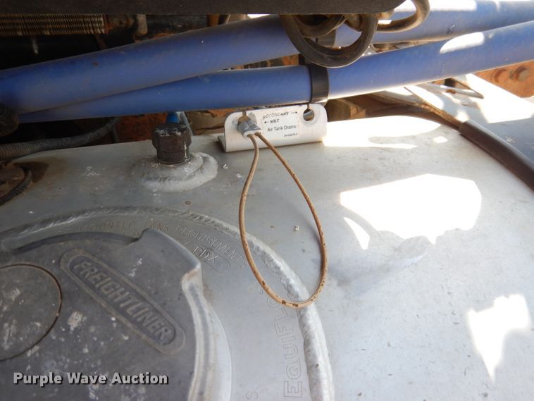 image for item IQ9537 2004 Freightliner Century  semi truck