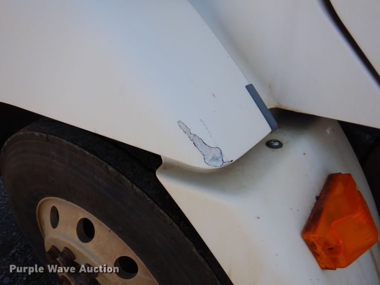 image for item IQ9537 2004 Freightliner Century  semi truck