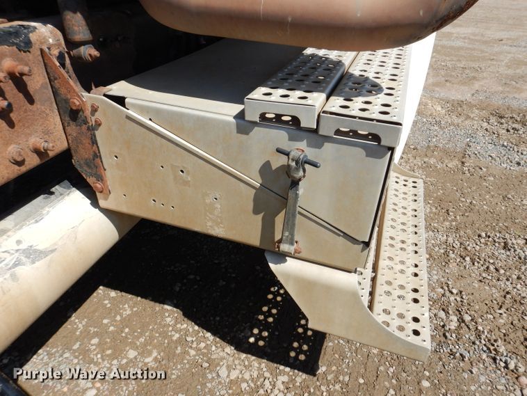 image for item IQ9537 2004 Freightliner Century  semi truck