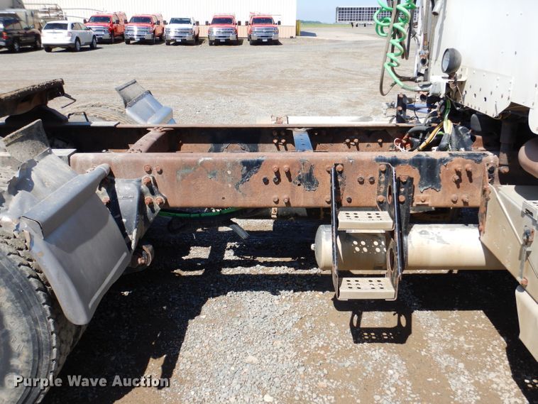 image for item IQ9537 2004 Freightliner Century  semi truck