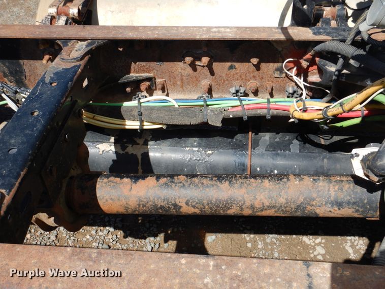 image for item IQ9537 2004 Freightliner Century  semi truck