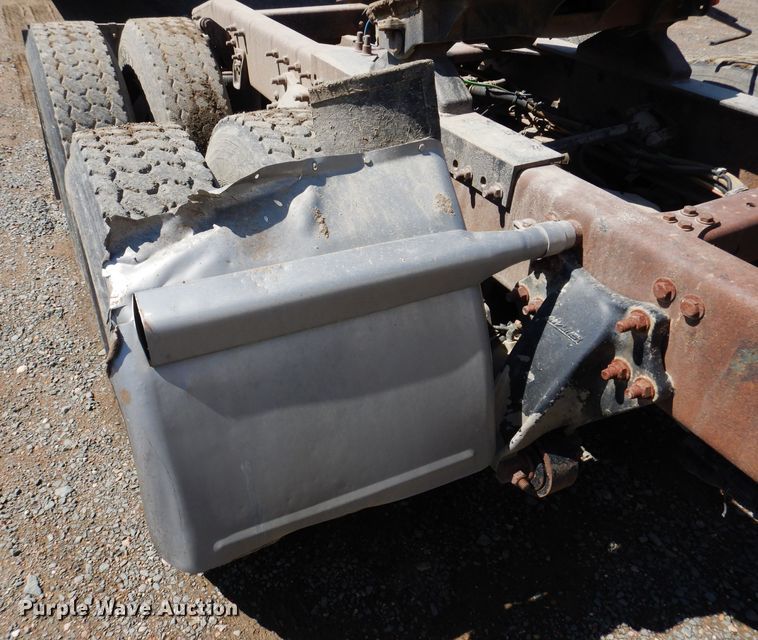 image for item IQ9537 2004 Freightliner Century  semi truck