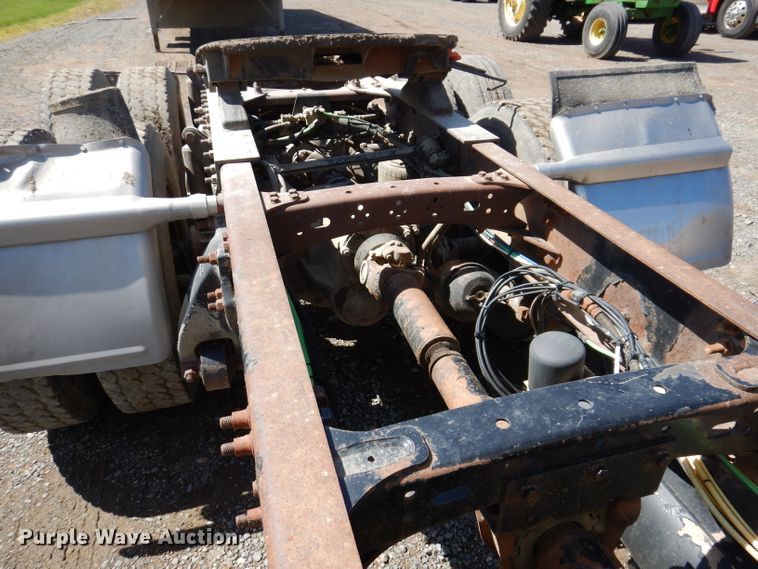 image for item IQ9537 2004 Freightliner Century  semi truck