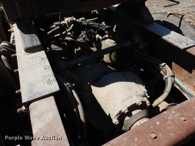 image for item IQ9537 2004 Freightliner Century  semi truck