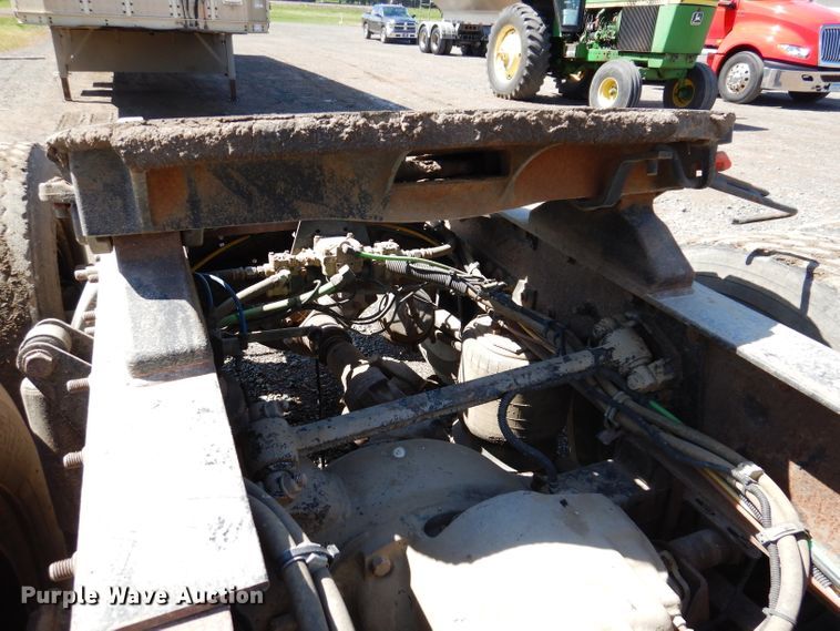 image for item IQ9537 2004 Freightliner Century  semi truck