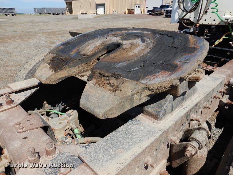 image for item IQ9537 2004 Freightliner Century  semi truck