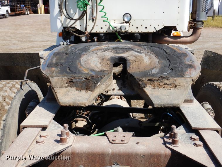 image for item IQ9537 2004 Freightliner Century  semi truck