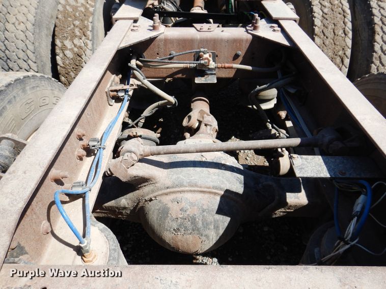 image for item IQ9537 2004 Freightliner Century  semi truck