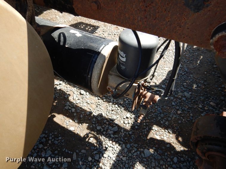 image for item IQ9537 2004 Freightliner Century  semi truck