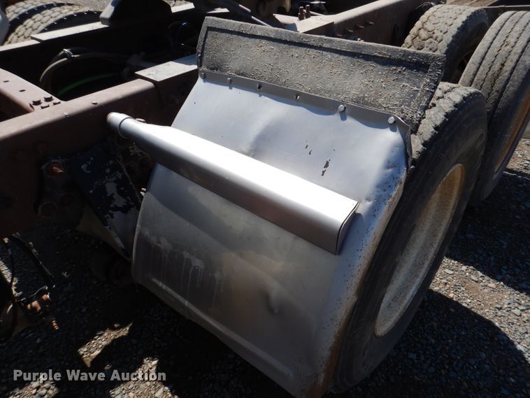 image for item IQ9537 2004 Freightliner Century  semi truck