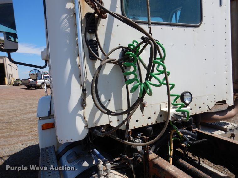 image for item IQ9537 2004 Freightliner Century  semi truck